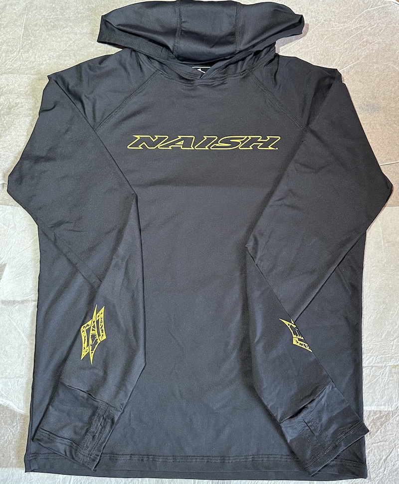 Camiseta Preta UV Naish Pirata X Capuz